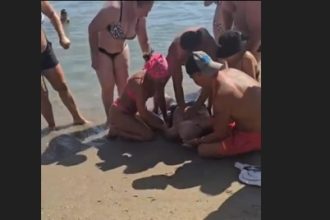 video atentie imagini cu impact emotional barbat resuscitat pe plaja la costinesti 68b80a810f942