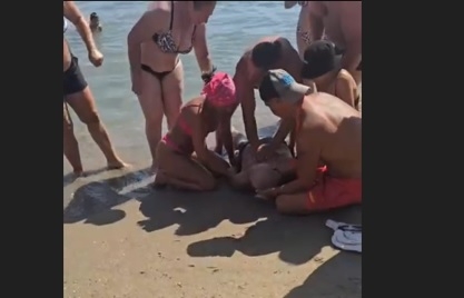 video atentie imagini cu impact emotional barbat resuscitat pe plaja la costinesti 68b80a810f942