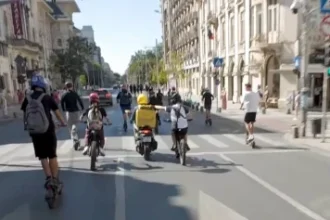 video fenomenul a ajuns si in bucuresti a furat mancarea din ghiozdan unui livrator 68cfbc64cee24