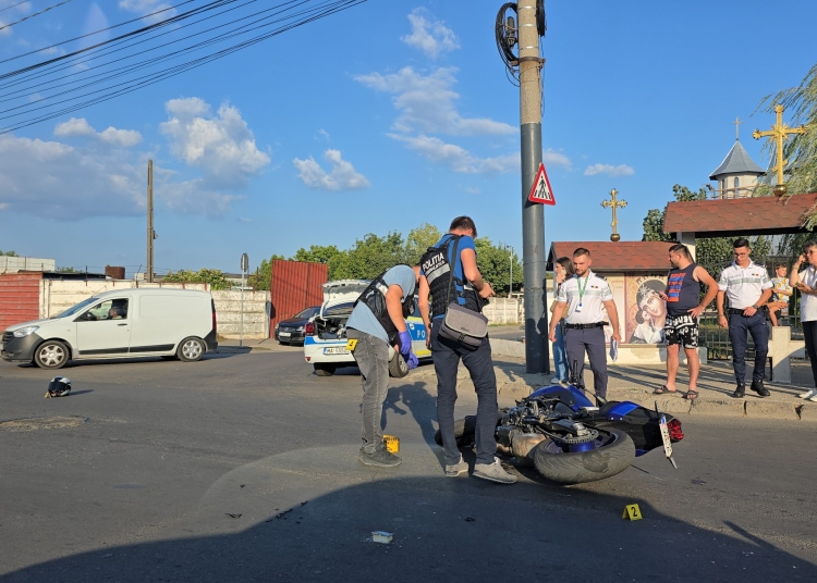 videofoto accident rutier pe strada cumpenei motociclist ranit si transportat la spital 68b5be76b2215