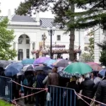 a inceput pelerinajul de sfanta parascheva mii de oameni stau la rand in ploaie pentru a se inchina la moaste 68e663f66abc0