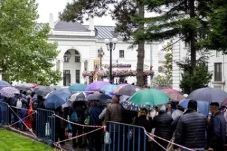 a inceput pelerinajul de sfanta parascheva mii de oameni stau la rand in ploaie pentru a se inchina la moaste 68e663f66abc0