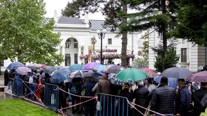 a inceput pelerinajul de sfanta parascheva mii de oameni stau la rand in ploaie pentru a se inchina la moaste 68e663f66abc0