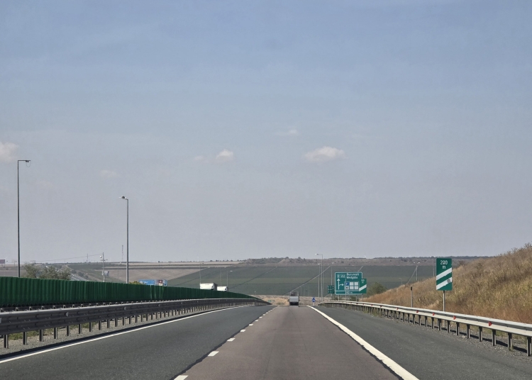 accident pe a2 un camion a rupt glisiera mediana si a blocat circulatia spre bucuresti 68f0dadb998e1