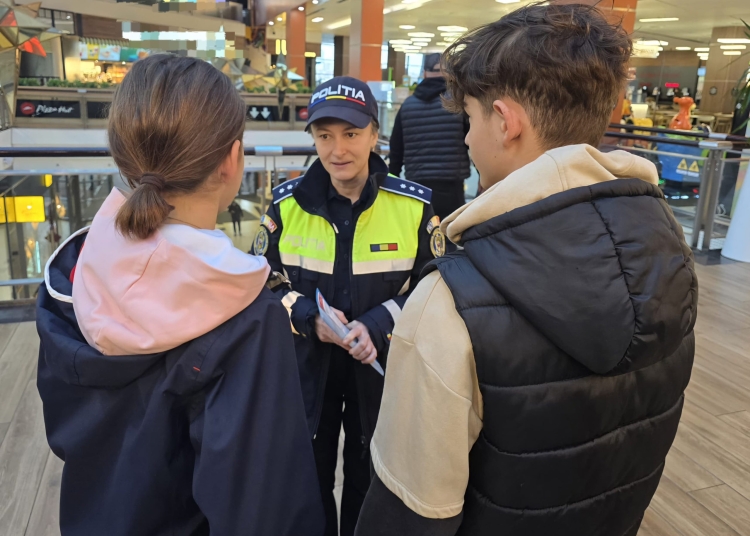 actiuni preventive ale politistilor la mangalia si harsova elevii unei scoli au fost angrenati in activitati interactive 68f756414d7ed