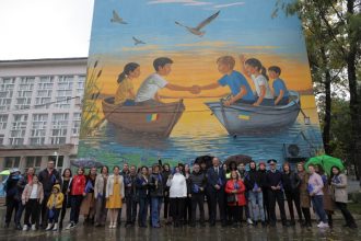 artistul tulcean silviu tudorof a realizat o pictura murala la scoala alexandru ciucurencu tulcea pentru a marca ziua cooperarii interreg 2025 68e763e831a0f