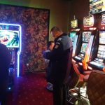 cetatean strain talharit in fata blocului in bucuresti dupa ce a castigat la pacanele doi indivizi au fost arestati 6900d1337ab56