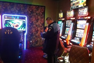 cetatean strain talharit in fata blocului in bucuresti dupa ce a castigat la pacanele doi indivizi au fost arestati 6900d1337ab56