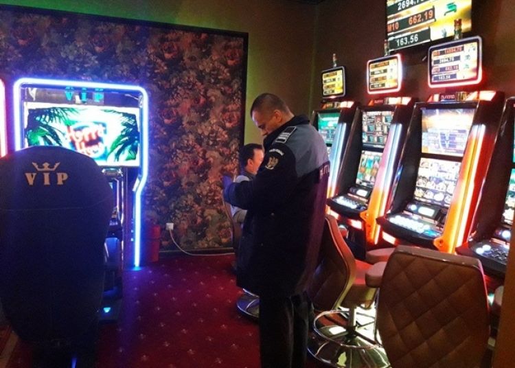 cetatean strain talharit in fata blocului in bucuresti dupa ce a castigat la pacanele doi indivizi au fost arestati 6900d1337ab56