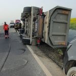 Circulația pe DN 22A a fost blocată după ce un șofer aflat sub influența alcoolului a fost transportat la spital. 9 circulatie oprita pe dn 22a un sofer beat a ajuns la spital 68fc77f0c1d77