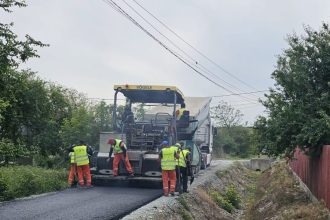 doi angajati de la drumuri judetene au fost dati afara pentru prejudicierea societatii au asfaltat la mica intelegere proprietati private 68f01fde72919
