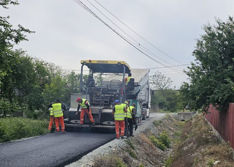 doi angajati de la drumuri judetene au fost dati afara pentru prejudicierea societatii au asfaltat la mica intelegere proprietati private 68f01fde72919