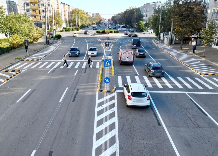 doua noi scuaruri mediane au fost amenajate la trecerile de pietoni situate pe strada dezrobirii in apropierea intersectiei cu strada eliberarii 69047bde98f1b
