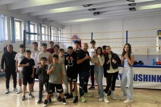 elevi de la liceul educatia viitorului in vizita la boxerii de la cs farul experienta placuta alaturi de campioni galerie foto 68fa359fda8cd