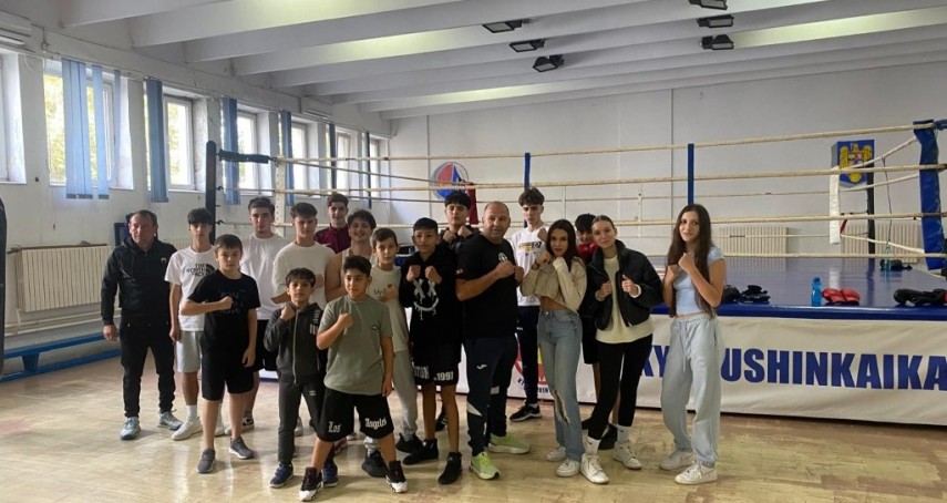 elevi de la liceul educatia viitorului in vizita la boxerii de la cs farul experienta placuta alaturi de campioni galerie foto 68fa359fda8cd