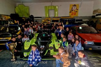 elevi in vizita la pilotul campion emil ghinea mereu o bucurie sa fiu in mijlocul tinerelor generatii galerie foto 68f793c84e987