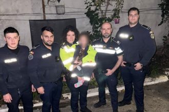 fetita de 3 ani gasita singura pe strada in braila returnata in siguranta familiei dupa interventia politiei 68f4d9e9472cc