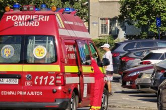 fetita de 6 ani lovita de o autoutilitara in timp ce traversa neregulamentar strada pe o trotineta 68deb33a9f950