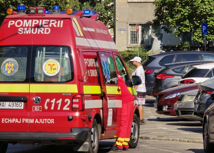 fetita de 6 ani lovita de o autoutilitara in timp ce traversa neregulamentar strada pe o trotineta 68deb33a9f950