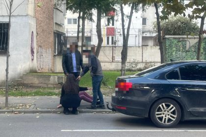 foto trafic ingreunat pe mircea cel batran din cauza unui barbat care a cazut pe strada vezi ce s a intamplat 68e90cd038ed7