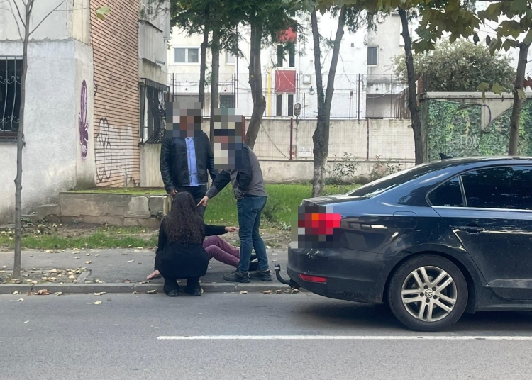 foto trafic ingreunat pe mircea cel batran din cauza unui barbat care a cazut pe strada vezi ce s a intamplat 68e90cd038ed7