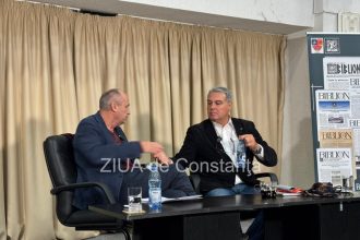 fotovideo istoricul adrian cioroianu si scriitorul angelo mitchievici in dialog la biblioteca judeteana ioan n roman constanta 68efae281aca2