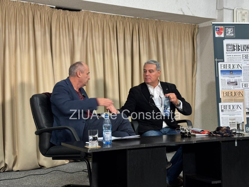 fotovideo istoricul adrian cioroianu si scriitorul angelo mitchievici in dialog la biblioteca judeteana ioan n roman constanta 68efae281aca2