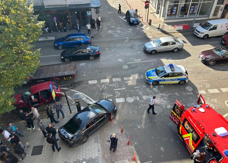 galerie foto accident rutier la intersectia bulevardului tomis cu strada cuza voda 68ecefbd947d6
