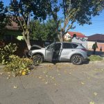 galerie foto doua persoane ranite dupa ce un autoturism a intrat intr un copac in cumpana 68fcb60c77184