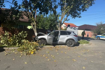 galerie foto doua persoane ranite dupa ce un autoturism a intrat intr un copac in cumpana 68fcb60c77184