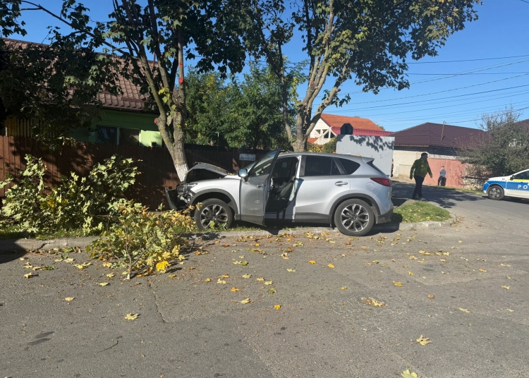 galerie foto doua persoane ranite dupa ce un autoturism a intrat intr un copac in cumpana 68fcb60c77184