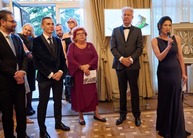 galerie foto realitatea ireala valentin tanase fascineaza bucurestiul printr o expozitie memorabila la win gallery 68e380824cd24