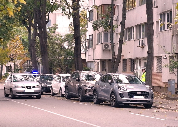galerie foto soferii nu tin cont ca parcarile de pe strada mircea cel batran au fost desfiintate politistii aplica amenzi aproape zilnic 6900ae918a334