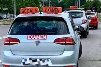 ghinion in ziua examenului auto o femeie a lovit cu masina un instructor si alte doua masini in timp ce pleca de pe loc cu politistul examinator in dreapta 68ef54c89ab76