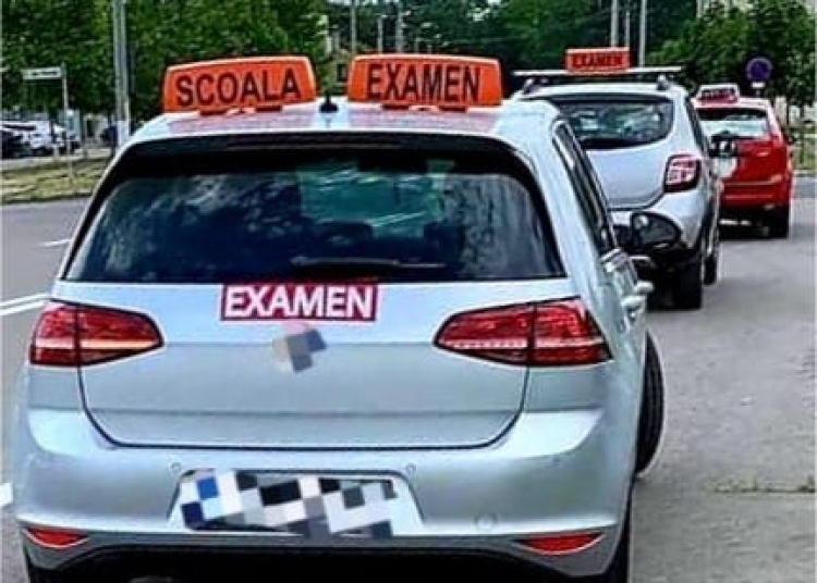 ghinion in ziua examenului auto o femeie a lovit cu masina un instructor si alte doua masini in timp ce pleca de pe loc cu politistul examinator in dreapta 68ef54c89ab76