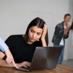 Hărțuirea la locul de muncă, un fenomen tot mai răspândit: responsabilitățile angajatorilor și soluțiile pentru angajații afectați 9 hartuirea la locul de munca un fenomen tot mai des intalnit ce obligatii au angajatorii si ce pot face angajatii abuzati 6900231847630