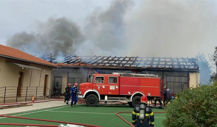 incendiu la o scoala din timis 80 de persoane au fost evacuate 68f77ced8c3d2