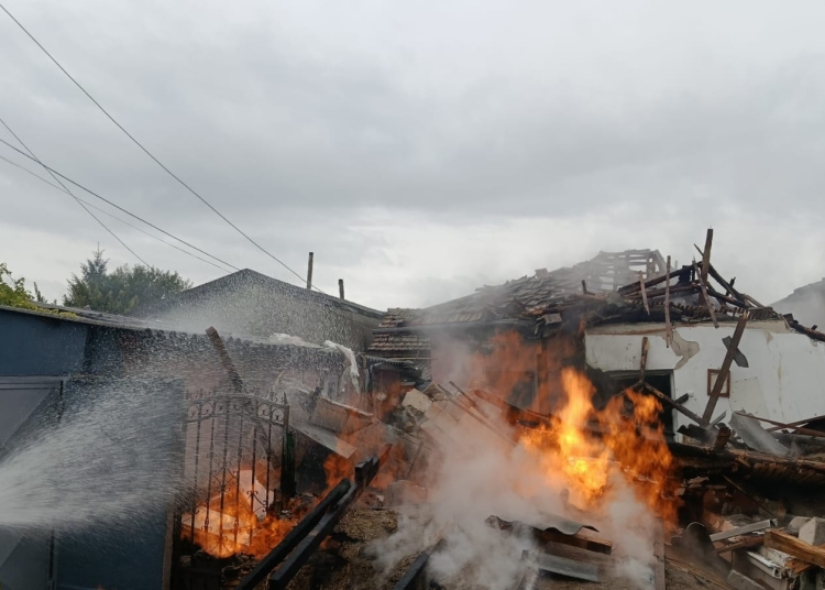 incendiu violent la medgidia o casa a fost distrusa de flacari 68e4aedb43c31