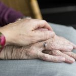 individul care si pedepsea mama sufocand o cu perna a fost condamnat la inchisoare cu executare 68e430cd24fc6