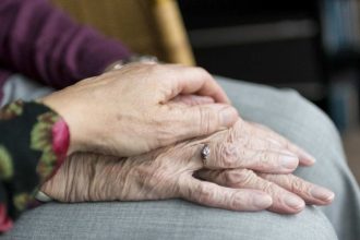 individul care si pedepsea mama sufocand o cu perna a fost condamnat la inchisoare cu executare 68e430cd24fc6