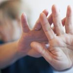 Legea femicidului și situația din Constanța: o femeie agresată pe stradă de partenerul care refuză separarea! 9 legea femicidului si realitatea din constanta femeie lovita cu pumnul in gura pe strada de partenerul care nu accepta despartirea 69040e39c19e5