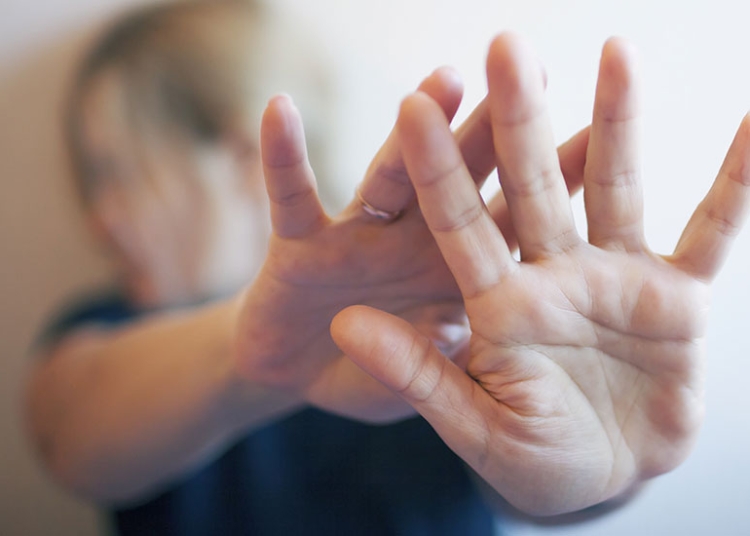 legea femicidului si realitatea din constanta femeie lovita cu pumnul in gura pe strada de partenerul care nu accepta despartirea 69040e39c19e5