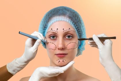 o femeie a fost retinuta pentru ca a pretins ca este medic estetician si a facut interventii estetice mai multor clienti 68dfb9b8206ee