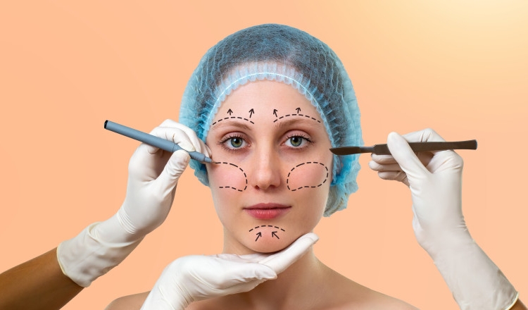 o femeie a fost retinuta pentru ca a pretins ca este medic estetician si a facut interventii estetice mai multor clienti 68dfb9b8206ee
