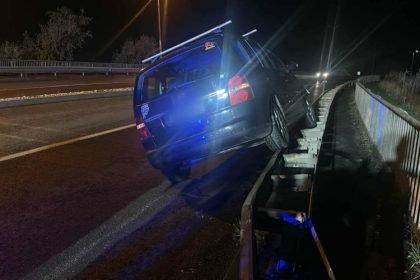 o masina a incalecat parapetul pe podul ipmc 68ffcab2a4b65