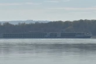 o nava de croaziera a esuat pe dunare din cauza nivelului scazut al apei 690489edab5e2