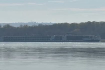 o nava de croaziera a esuat pe dunare din cauza nivelului scazut al apei 690489edab5e2