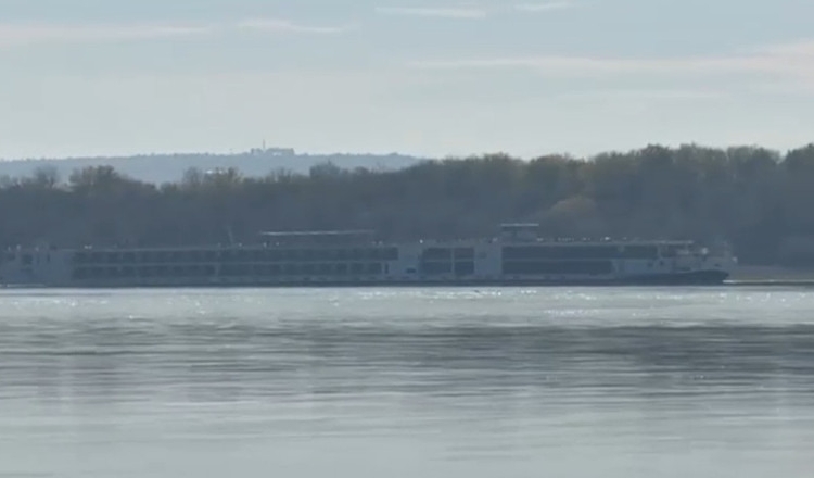 o nava de croaziera a esuat pe dunare din cauza nivelului scazut al apei 690489edab5e2