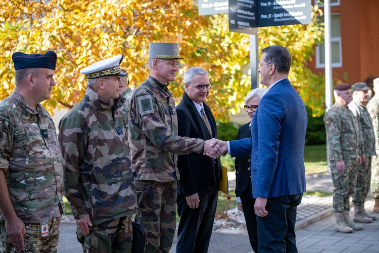 parteneriat militar romano francez intarit la cincu ministrii apararii in vizita la trupele aliate 69046b7a3eb83