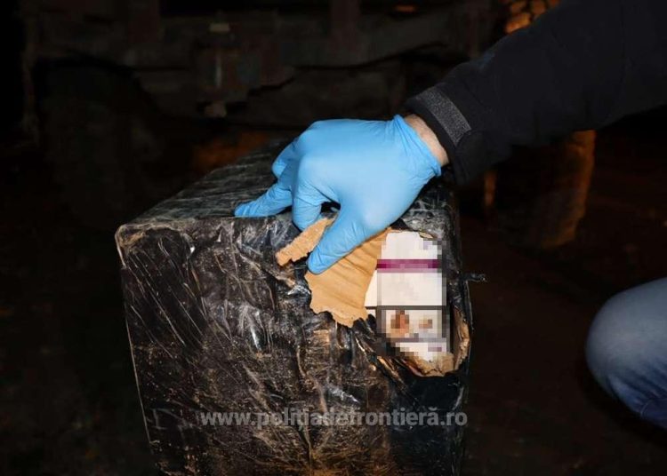politistii de frontiera au descoperit tigari de contrabanda ascunse in sala motoarelor a unei nave 68e4da496fe34